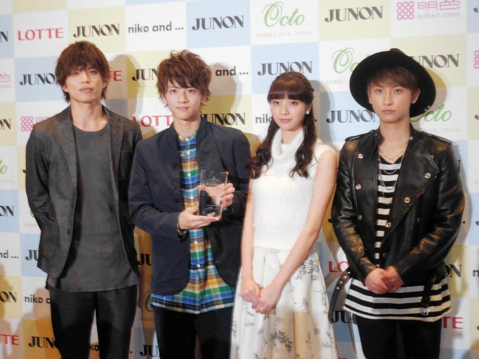 グランプリに輝いた飯島寛騎さん（左から２番目）とゲスト審査員を務めた（左から）山本裕典、新川優愛、ＡＡＡの與真司郎＝東京・恵比寿