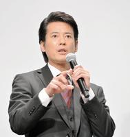 軽妙なトークで会場を盛り上げる唐沢寿明＝早稲田大学大隈記念講堂（撮影・園田高夫）