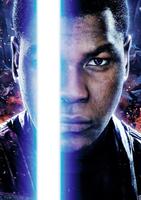 　青いライトセーバーを持っている事で様々な憶測が飛んでいるストームトルーパーの脱走兵フィンを演じたジョン・ボイエガ（Ｃ）　２０１５Ｌｕｃａｓｆｉｌｍ　Ｌｔｄ．　＆　ＴＭ．　Ａｌｌ　Ｒｉｇｈｔｓ　Ｒｅｓｅｒｖｅｄ