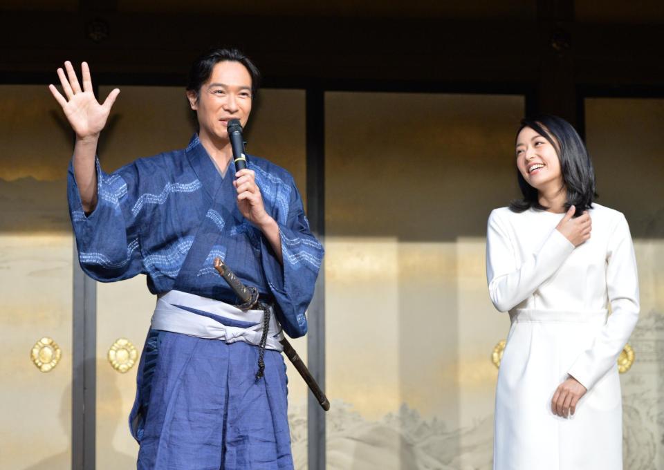 ＮＨＫ大河主演バトンタッチセレモニーで笑顔の堺雅人、井上真央＝東京・渋谷のＮＨＫ（撮影・田村亮介）