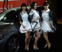 メルセデス・ベンツとコラボするＰｅｒｆｕｍｅの（左から）かしゆか、のっち、あ～ちゃん＝東京・有明