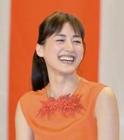 笑顔でトークする紅組司会の綾瀬はるか＝東京・渋谷のＮＨＫ