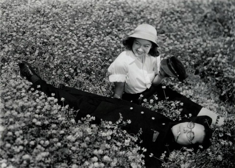 １９４６年、映画「我が青春に悔なし」藤田進さんと＝（C）東宝