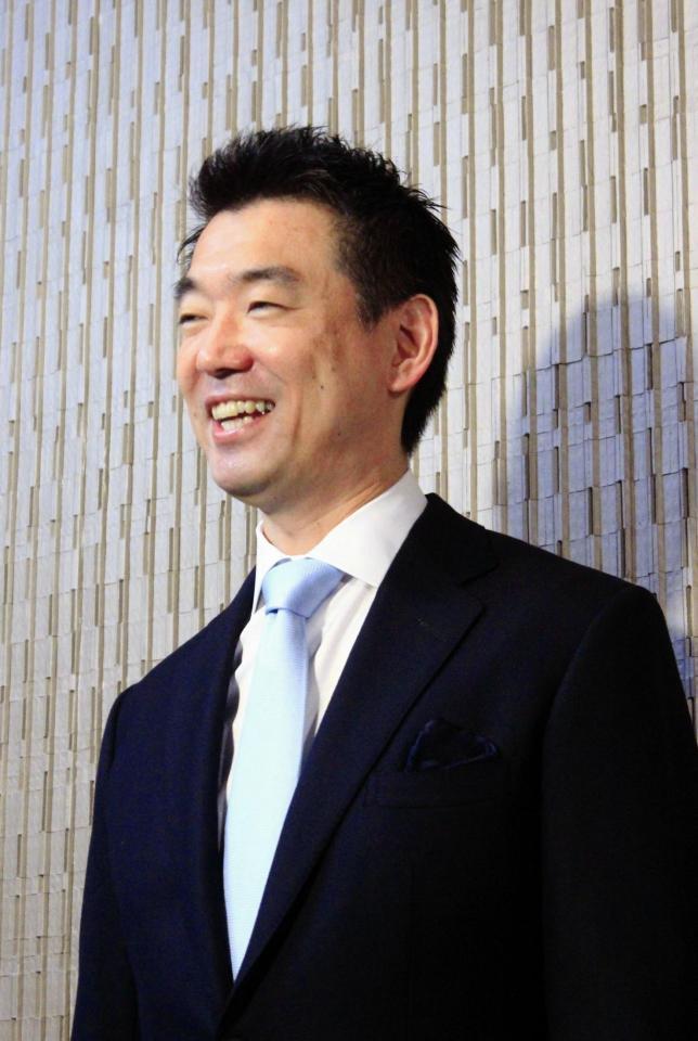 記者団の質問に答える橋下徹大阪市長＝大阪市役所