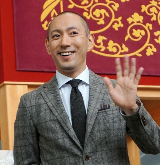 笑顔で長男の話を披露する市川海老蔵＝羽田空港