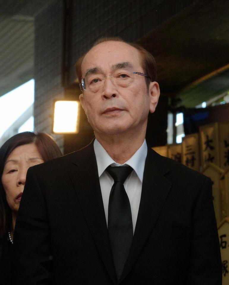 亡くなった母・和子さんの告別式で悲しげな表情の志村けん＝東京都東村山市内（撮影・堀内翔）