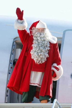 　成田空港に到着し、手を振るサンタクロース