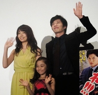 舞台あいさつした（左から）森カンナ、岩崎未来、田中圭＝東京・角川シネマ新宿