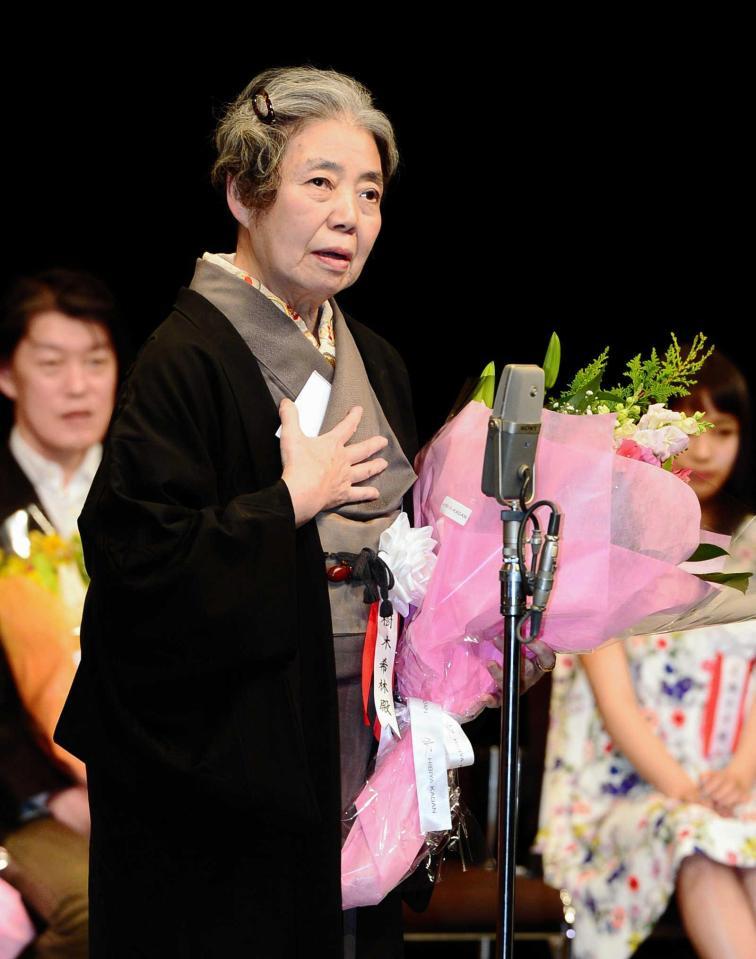 　樹木希林は副賞を着物の懐へ大事に入れながら喜びのスピーチ（撮影・三好信也）