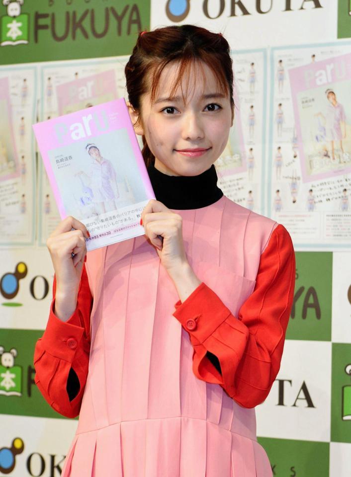 フォトブックの発売記念イベントを行った島崎遥香＝東京・福家書店新宿サブナード店（撮影・村中拓久）