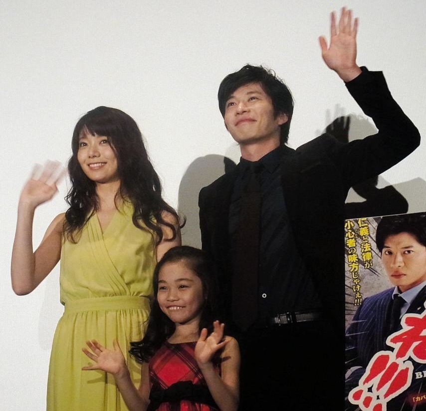 舞台あいさつした（左から）森カンナ、岩崎未来、田中圭＝東京・角川シネマ新宿