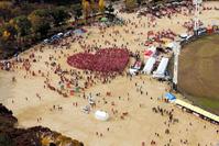 サンタクロース姿のランナーで作ったハート型の人文字＝大阪城公園