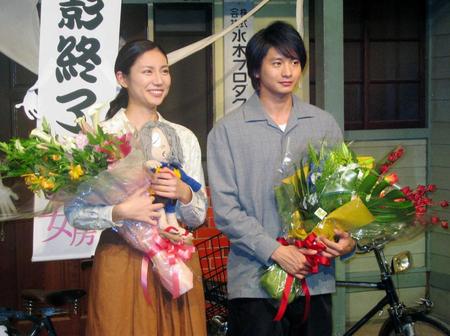 　２０１０年８月１９日、朝ドラ「ゲゲゲの女房」のクランクアップを迎えた松下奈緒（左）と向井理