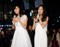 イルミネーションの点灯式に出席した小島瑠璃子（左）と板野友美＝東京・表参道