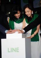 イルミネーションの点灯式に出席した小島瑠璃子（左）と板野友美＝東京・表参道