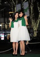 イルミネーションの点灯式に出席した板野友美（左）と小島瑠璃子＝東京・表参道