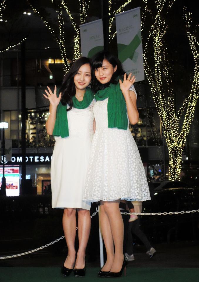 イルミネーションの点灯式に出席した板野友美（左）と小島瑠璃子＝東京・表参道