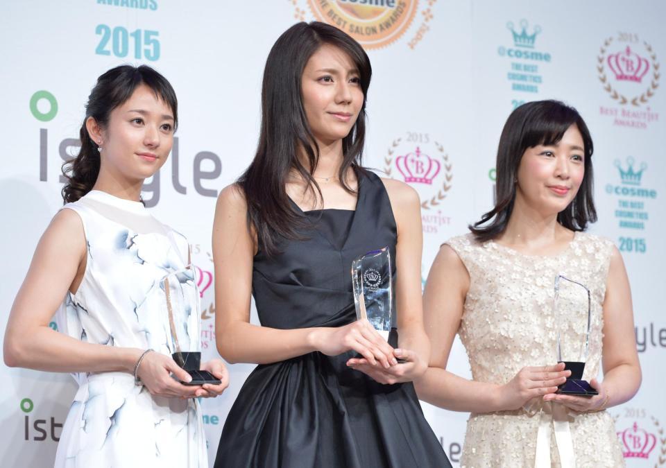２０１５ベストビューティストアワードを受賞した（左から）木村文乃、松下奈緒、菊池桃子＝ＡＮＡインターコンチネンタルホテル東京