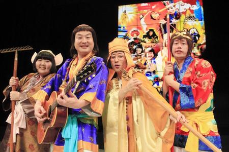 映画「西遊喜」の会見を行った（左から）酒井藍、松浦真也、すっちー、田裕＝大阪・なんばグランド花月