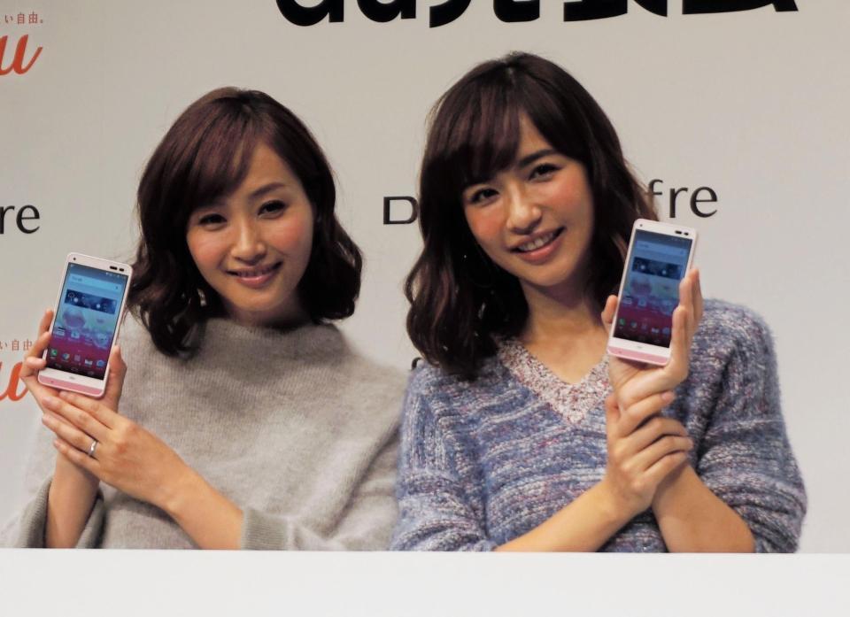 イベントに登場した藤本美貴（左）と優木まおみ＝恵比寿ガーデンホール