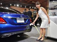 プラグインハイブリッド車「Ｃ３５０ｅ　アバンギャルド」（コンパニオンは仲川真衣）