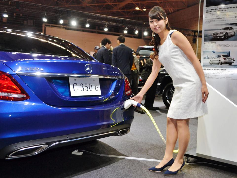 プラグインハイブリッド車「Ｃ３５０ｅ　アバンギャルド」（コンパニオンは仲川真衣）