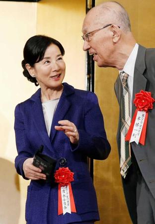 　半藤一利氏（右）と言葉を交わす吉永小百合＝都内