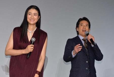 「杉原千畝」初日舞台あいさつで笑顔の小雪と唐沢寿明＝ＴＯＨＯシネマズ日劇２