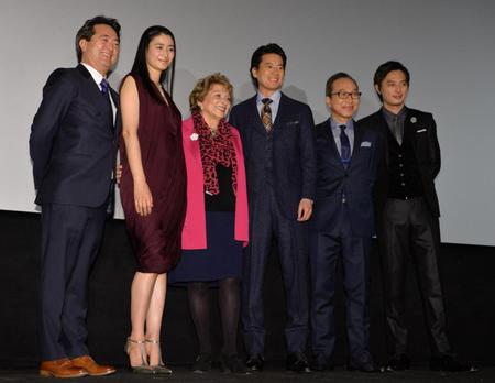 「杉原千畝」初日舞台あいさつで笑顔の（左から）チェリン・グラック監督、小雪、シルビア・スモーラーさん、唐沢寿明、小日向文世、塚本高史＝ＴＯＨＯシネマズ日劇２