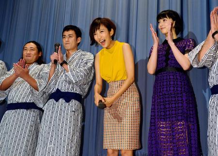 舞台あいさつを行った（左から）ロバート・秋山竜次、ロバート・山本博、夏菜、遠藤久美子＝池袋シネマ・ロサ（撮影・棚橋慶太）