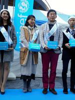 ユニセフの募金活動を行った東尾理子（左から２人目）と石田純一（同３人目）夫妻＝東京・ＪＲ有楽町駅前広場