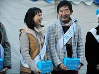 ユニセフの募金活動を行った東尾理子（左）と石田純一夫妻＝東京・ＪＲ有楽町駅前広場