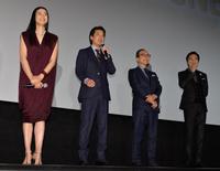 「杉原千畝」初日舞台あいさつで笑顔の（左から）小雪、唐沢寿明、小日向文世、塚本高史＝ＴＯＨＯシネマズ日劇２