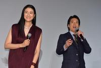 「杉原千畝」初日舞台あいさつで笑顔の小雪と唐沢寿明＝ＴＯＨＯシネマズ日劇２