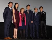 「杉原千畝」初日舞台あいさつで笑顔の（左から）チェリン・グラック監督、小雪、シルビア・スモーラーさん、唐沢寿明、小日向文世、塚本高史＝ＴＯＨＯシネマズ日劇２