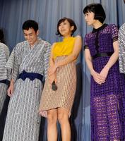 ロバート・山本博（左）ら芸人のトークに爆笑する夏菜（中）、遠藤久美子＝池袋シネマ・ロサ（撮影・棚橋慶太）