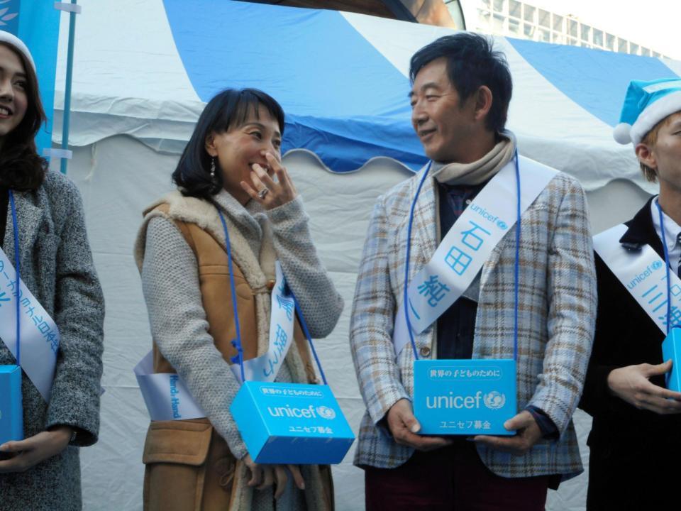 ユニセフの募金活動を行った東尾理子（左）と石田純一夫妻＝東京・ＪＲ有楽町駅前広場