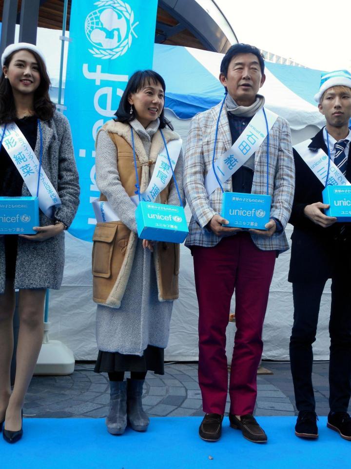 ユニセフの募金活動を行った東尾理子（左から２人目）と石田純一（同３人目）夫妻＝東京・ＪＲ有楽町駅前広場