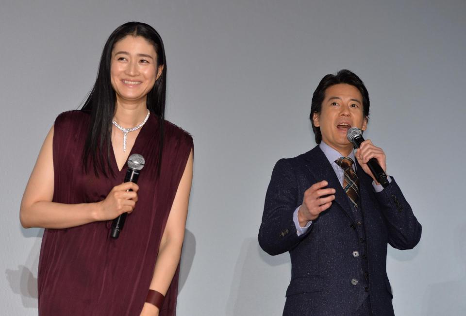 「杉原千畝」初日舞台あいさつで笑顔の小雪と唐沢寿明＝ＴＯＨＯシネマズ日劇２