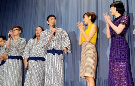 　結婚の報告をし、出演者から祝福されるロバート・山本博（中央）＝東京・池袋（撮影・棚橋慶太）