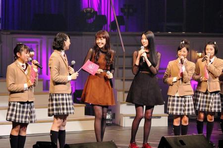 在校生たちとトークする松井愛莉（中央左）と三吉彩花（同右）＝ＫＡＡＴ神奈川芸術劇場