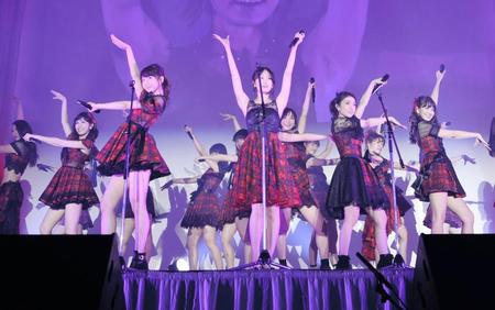 大島優子（中央右）らと「フライングゲット」を披露する前田敦子（中央）＝東京・芝公園