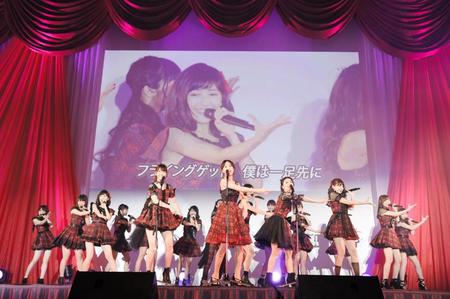 大島優子（中央右）らと「フライングゲット」を披露する前田敦子（中央）＝東京・芝公園