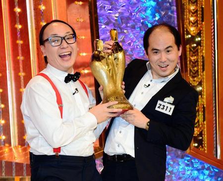 敗者復活からＭ１グランプリ２０１５を制し優勝トロフィーを持って大喜びするトレンディエンジェルの斎藤司（右）とたかし＝テレビ朝日（撮影・三好信也）