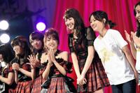 卒業生として参加した前田敦子（右）＝東京・芝公園