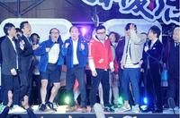 敗者復活を勝ち上がったトレンディエンジェル（左から３人目がたかし、同４人目が斎藤司）