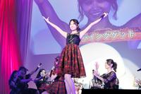 大島優子（右）らと「フライングゲット」を披露する前田敦子（中央）＝東京・芝公園