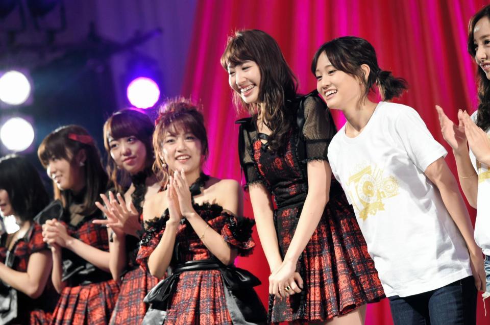 卒業生として参加した前田敦子（右）＝東京・芝公園