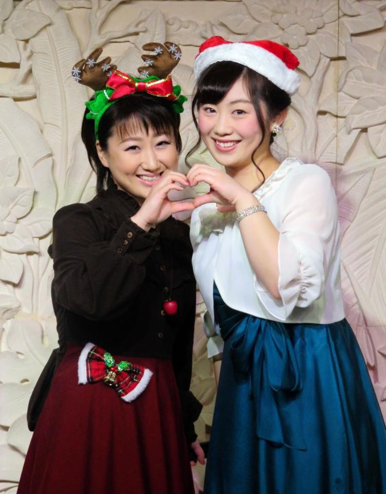後輩・工藤あやの（右）とクリスマスパーティーを開催した井上由美子＝東京・上野
