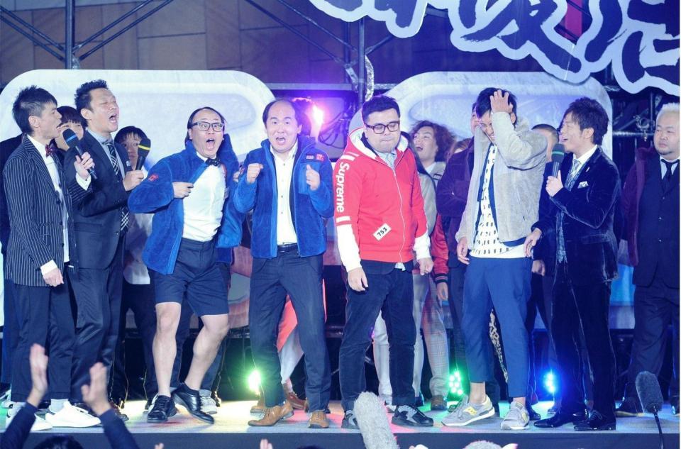 敗者復活を勝ち上がったトレンディエンジェル（左から３人目がたかし、同４人目が斎藤司）